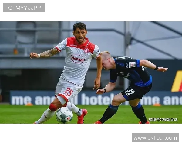 皮尔森与桑德捷的激烈对决揭示足球战术与团队协作的精彩瞬间